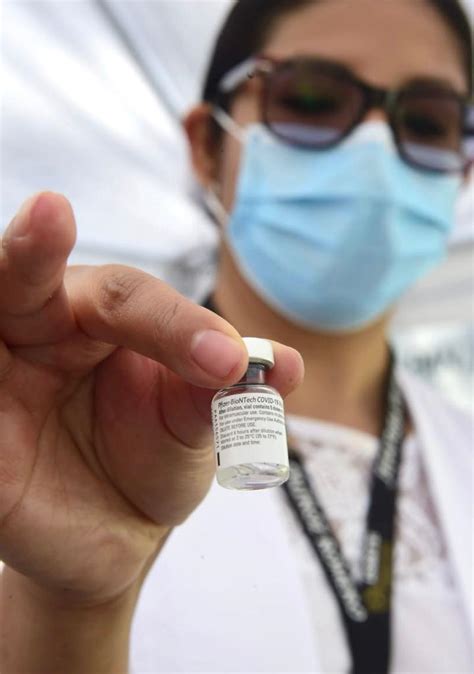 Una trabajadora sanitaria vacuna a un paciente contra la covid en ciudad de méxico, el 15 de febrero.nayeli cruz. Aplicación de la vacuna contra COVID-19. Ciudad de México ...