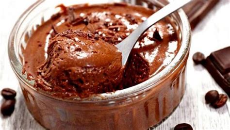 Simple avec seulement 4 ingrédients, intense en goût, et avec un texture bien ferme et fondante à la fois à condition de la laisser prendre au frigo. A Mousse de Chocolate mais fácil do mundo! Nunca imaginei ...