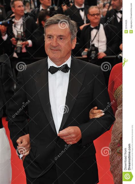 Alain chabat, daniel auteuil et marina foïs formeront le trio de la personne aux deux personnes, le premier long métrage de bruno et nicolas, les auteurs réalisateurs de la série le bureau. Daniel Auteuil editorial photo. Image of talent, length ...