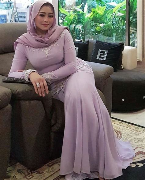 Baju kurung ini berkeadaan ketat dan singkat. Pin di Baju kurung ketat