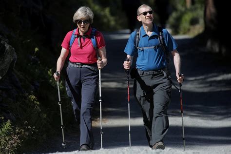 Drakeford è ampiamente considerato come appartenente all'ala sinistra del partito laburista ed è sostenuto da alcuni membri di. Theresa May and husband Philip take in mountain air on Swiss getaway | London Evening Standard