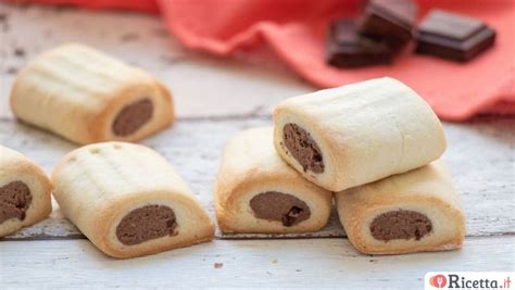 Mandorle, pinoli, noci, cioccolato, fichi, marmellata, etc…. Biscotti Nascondini - Ricetta.it | Ricetta | Ricette ...