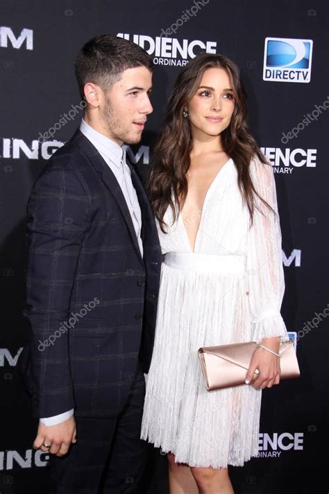 ► subscribe for more official content from nick: Olivia Culpo und nick Jonas — Redaktionelles Stockfoto © s ...