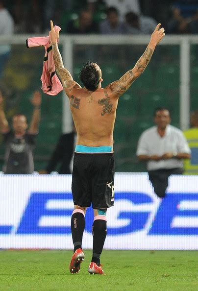 Září 2011, v sezoně sezóny , byla pinilla přivedena z lavičky a vstřelila 4: La Galeria del tio bueno: Mauricio Pinilla sin camiseta