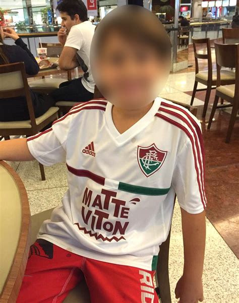 É uma sociedade civil de caráter desportivo, que tem como principal atividade o futebol. Torcedor aparece com nova camisa branca do Flu que ainda ...