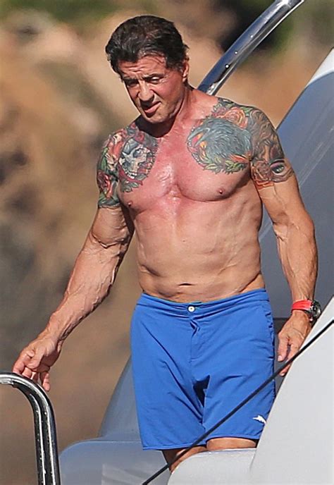 Открыть страницу «sylvester stallone» на facebook. Aos 67, Sylvester Stallone aparece sem camiseta e exibe ...