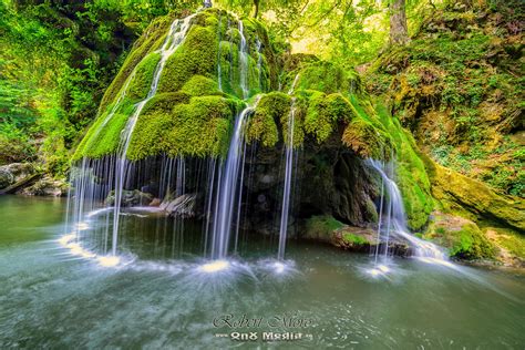 Bigăr waterfall runs over a very large, rounded mossy rock and cliff edge, that hangs over the river below. Kostenloses Foto zum Thema: bigar, hübsch, rumänien