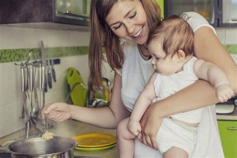 Così come si consigliava alle donne in gravidanza di 'mangiare per due', era opinione diffusa che bere più alcolici in allattamento: Dieta e allattamento: cosa mangiare? - Siamo Mamme