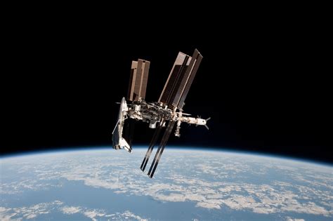 .de l'iss avant son amarrage à la station spatiale internationale. L'ATV-2 et Endeavour amarrés à l'ISS - Cap sur l'espace