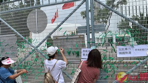 香港鐵路大典現已實施強制性註冊編輯制度，只限已註冊用戶編輯條目。 所有未登入用戶將不能參與 香港巴士大典及香港鐵路大典已開設facebook專頁，歡迎各位加入及跟蹤緊貼香港巴士及鐵路最新動 為限制日期條目的詳盡性及篇幅，並非任何新聞動態均能放於日期條目。 請詳見日期條目內容收錄範. 包圍香港電台 | 市民抗議港台節目欠言論平衡 - 香港文匯網