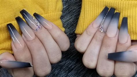 Doma fue un demonio que mantuvo parte de sus rasgos humanos con ligeras diferencias sutiles; Diseños De Uñas De Resina Negras - Atractivo Diseño De Uñas