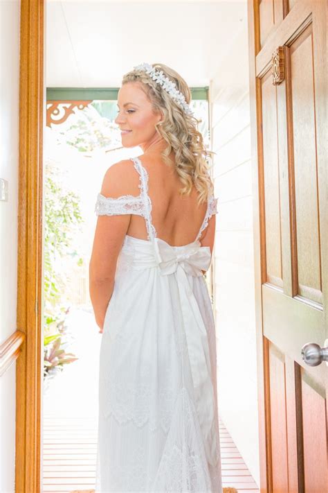 Hand sewn crystal beading and stunning silk flowers gently weave from the waist line of the tash, softly decorating the décolletage along with other samples from the gossamer, belle ivoire and forever entwined collections, the tash is now included as part of the anna campbell 'say i do today' sale. Anna Campbell Mia (slimline lace) Second Hand Wedding ...