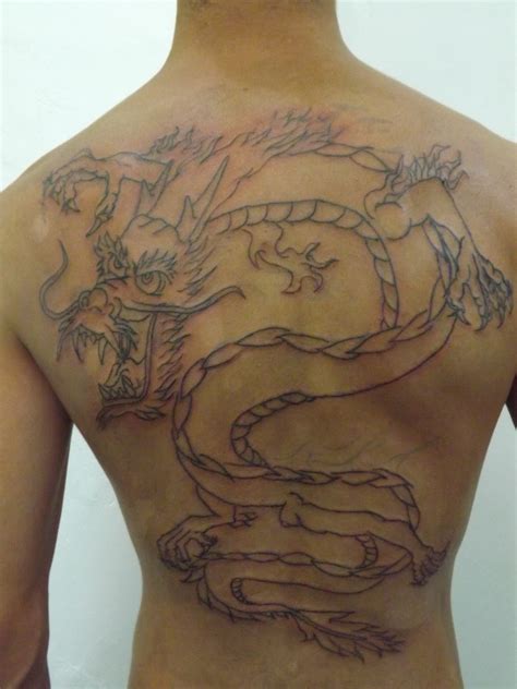 Chinese dragon tattoos have a cultural connection, but they also look fierce. Fabiano tatuagem: Tattoo - Dragão nas costas (1º sessão)