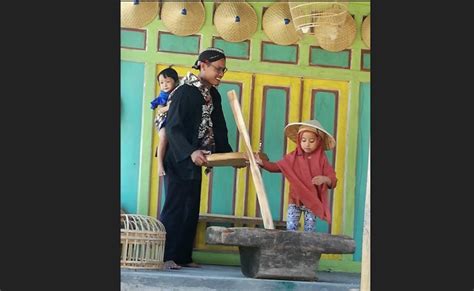 Disini siswaa dan siswi diajarkan caranya bermain permainan tradisional. Melestarikan Permainan Tradisional via Kampung Dolanan ...