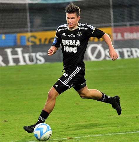 Helland arrived at rosenborg on 26 july 2013 from the winner of the 2012 norwegian football cup final, il hødd. RBKweb - artikkel