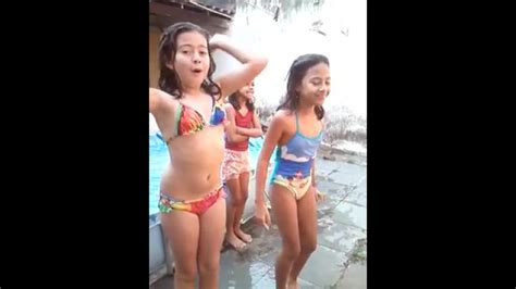 Enquanto as férias não acabam, as irmãs alice e malu convidam a coleguinha madu para um novo desafio da piscina. desafio da piscinataboo little chil pussy foto