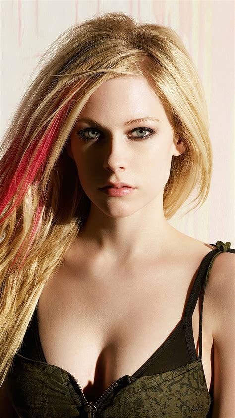 Lavigne's debut studio album let go was released in june 2002 and peaked at number two on the us billboard 200 in the united states. Singer Avril Lavigne 4K Ultra HD Mobile Wallpaper