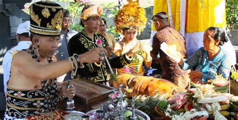 Agama hindu merupakan suatu agama yang mengandung berbagai aspek kehidupan, salah satu aspeknya adalah mengajarkan mengenai asas kepemimpinan yang harus dimiliki oleh seorang pemimpin hindu, yang disebut dengan ajaran asta brata. Perlukah Sumpah Perkawinan diucapkan pada saat Upacara ...