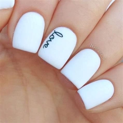 20 hermosas disenos de unas en blanco que te encantaran. 15 diseños de uñas blancas que son de todo menos aburridas | Upsocl