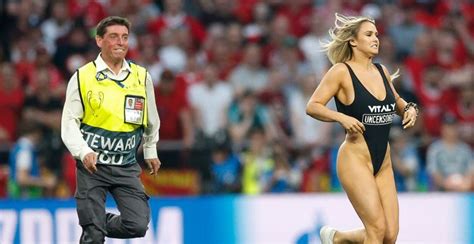 Today's champions league final, one of the biggest soccer matches of the entire year, featured an uninvited guest on the pitch. Streaken levert geen windeieren op, Kinsey Sue plots ...