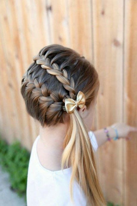 Des modèles pour cheveux frisés. Coiffure mariage petite fille cheveux court