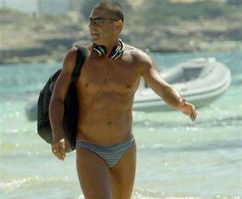 Andrea laurenti vive a milano con la mamma, come luca stesso ha affermato e dove va spesso per fargli visita. Luca Laurenti: slip alla brasiliana in vista (foto ...