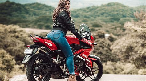 Une vieille femme en rut et son. Moto pour femme, comment faire le bon choix ? - Cars-verts ...