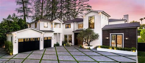 Tristan thompson is a professional nba player for the cleveland cavaliers and boyfriend of reality star khloe kardashian. Tristan Thompson lists his California bachelor pad for $8.5million | Daily Mail Online