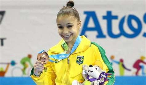 Uno de los grandes nombres de la gimnasia artística femenina de brasil junto con rebeca andrade, jade barbosa y daniele hypólito. Pequena gigante! Flávia Saraiva, de 1,33m, leva bronze na ...