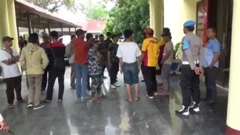 Menu ikan, ayam, dan bebek. ES TELER Ibu Kos Buat 4 Siswi SMK Tak Sadar Sudah di Dalam ...