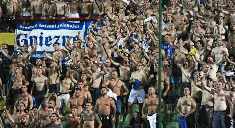 They compete in ekstraklasa, the highest ranking league in poland. Agguato ai tifosi del Lech Poznan, ultras viola rubano ...