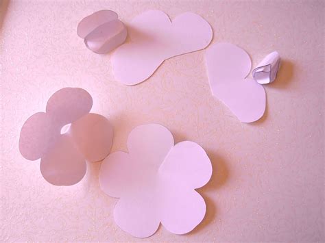 More ideas for paper flower making: whiteserenade now soulserenade: How to make paper flowers 101