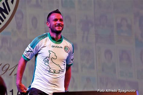 Vendita online delle più importanti squadre maglie calcio a poco prezzo ed estere migliore prezzo e servizio online. Maglie Avellino 2016-2017, tornano le righe verticali come ...