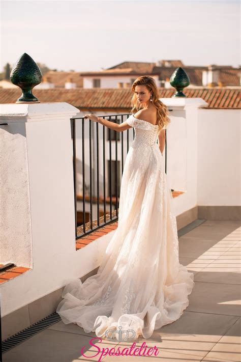 Trapezio, sirena, impero, principessa, ognuno pensato per esaltare e valorizzare la silhouette della sposa. abiti da sposa 2021 tendenze con scollatura a barchetta ...