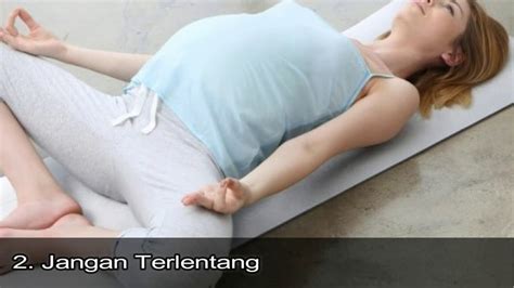 Mengangkat tubuh bagian atas dengan beberapa bantal untuk mengurangi mulas. Posisi tidur selama trimester kedua - YouTube