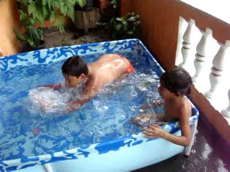 A fatherless boy whose fixation on a mysterious stranger leads him blindly into a tragedy that is to mark him for life. Crianças tomando banho de piscina.... | Doovi