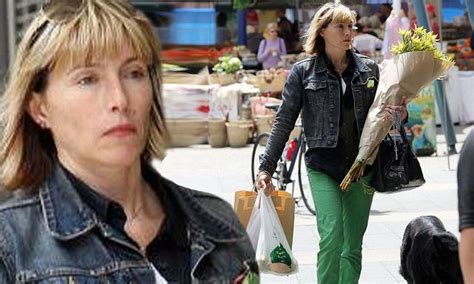 Mai 1972 in sydney) ist eine australische schauspielerin. Claudia Karvan runs errands in Sydney with her pet dog by ...