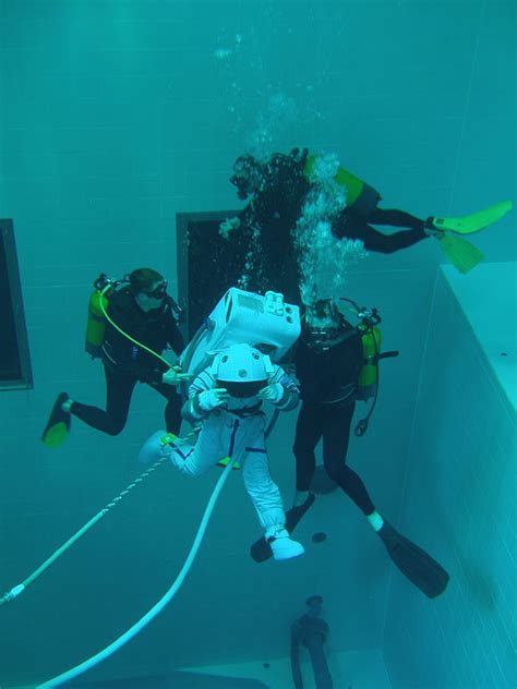 Com o guillaume nery provalmente aconteceu isso. A Piscina Mais Funda do Mundo (Nemo 33) - Guia de Piscinas