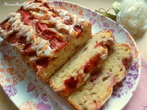 Un dolce soffice e profumato per la colazione. plumcake alle fragole senza burro | MammaMaria