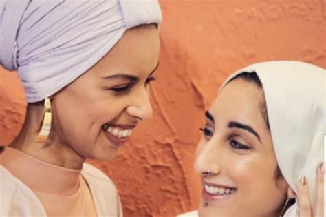 يذكر أن مسلسل «ام القلايد» ضم نخبة مميزة من الفنانين مثل دريعان الدريعان، زارا البلوشي، مشعل المطيري، ومحمد القس، وسعيد صالح ونواف الظفيري وفاطمة البنوي وفيصل الدوخي وسعيد القحطاني وآخرين. مجلة الجميلة | هل تعانين من الشعر الخفيف أو تنزعجين من ...