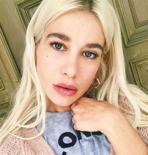 «é partito il tribunale della santa inquisizione» affida a instagram, da brava influencer qual è, clizia incorvaia, accusata dal marito francesco sarcina, frontman delle vibrazioni. Chi è Clizia Incorvaia