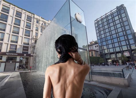 Apple opened its first store in canada in the middle of 2005 at the yorkdale shopping centre in north york, toronto. Turista nuda fa il bagno nella cascata di Apple Store ...