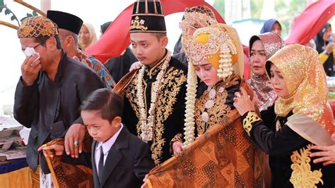 Semoga artikel di atas dapat membantu anda buat melakukan 50 gambar prewedding perawat dan bidan terbaru.jika ini sangat membatu bagi anda jangan lupa untuk bagikan kepada teman atau saudara. Tahan Tangismu..!!! Begini Kalau Menikah Di Langkahi ...