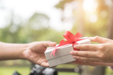Selanjutnya kamu bisa membungkus lampu tidur kecil untuk dijadikan sebagai hadiah natal. Paling Baru Kado Untuk Tukar Kado Natal 50 Ribu - Zee Blog's