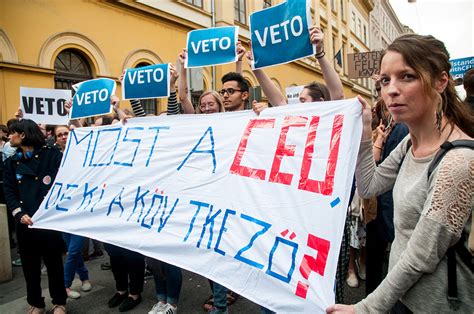 Tüntetés budapest let the sunshine in hair freedom demokrácia orbán fidesz nép nemzet választás 2018 rendszer. Ha nem politizálnak a CEU-tüntetés szervezői, akkor hiába ...