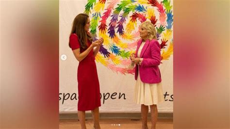 Auch themen jenseits der großen politik sind wichtig: Gaya Elegan Kate Middleton dan Jill Biden saat Mengunjungi ...