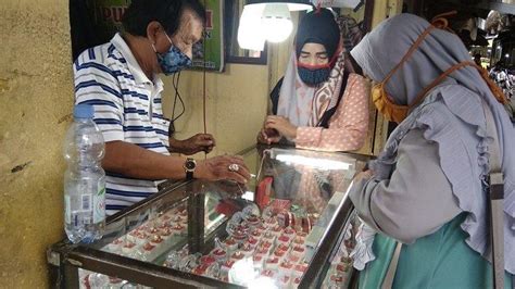 Ada banyak orang yang sukses dalam dunia investasi, di mana mereka memulainya dari sejumlah investasi dengan. Meski Harganya Naik Turun, Penjualan Emas 99 di Toko Ini Kini Berangsur Normal - Banjarmasin Post