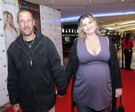 לעירית קפלן, מרקדה בשבילכם, יש היום יום הולדת וזה בדיוק הזמן לשאול אותה את השאלות שהכי אבל הכי עניינו אתכם, לפי גוגל. עירית קפלן והבעל ניתאי נצר - נוצץ סלבס