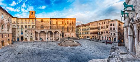 Perugia lies on a hill 1,640 ft above sea level, with the old town spreading all around it, and partly surrounded by etruscan and medieval walls. Perugia - Cosa visitare e cosa fare nel capoluogo umbro ...