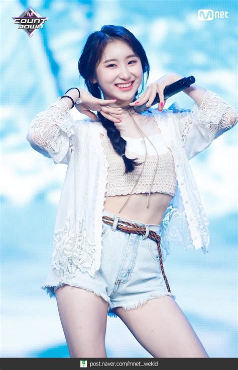 At first, lee chaeyeon looked confused as if she was wondering, what's this doing in here? but she then expressed her joy of finding unexpected money by flashing the biggest smile at the cameras. Pin de 5578 em IZ*ONE Stage Fashion | Garotas, Yuri, Soyeon